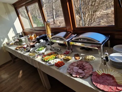 Bufet przy oknach — wędliny, sałatki, podgrzewacze