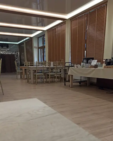 Jasna sala z długimi stołami